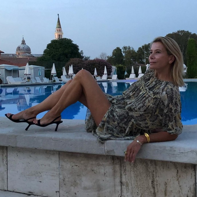 "Какой труд": 47-летняя Юлия Высоцкая показала идеально стройные ноги 