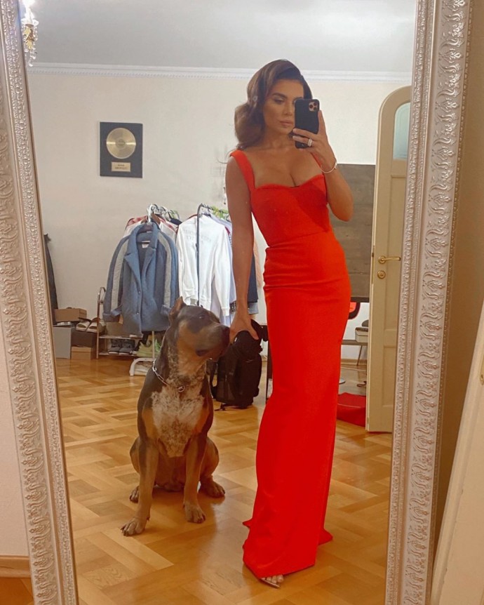Рейтинг дня: Анна Седокова сделала селфи в дерзком красном платье