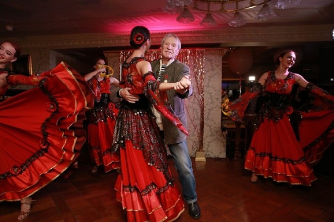 "Может себе позволить": Иван Краско полночи танцевал с молодежью, отмечая 90-летие
