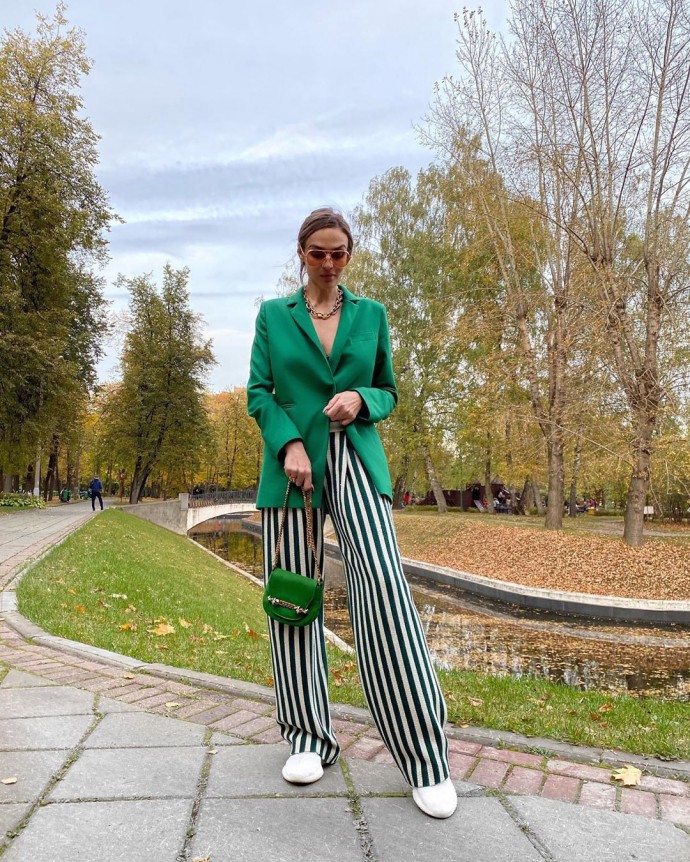Рейтинг дня: Алёна Водонаева сочетает полосатые длинные брюки с кроссовками
