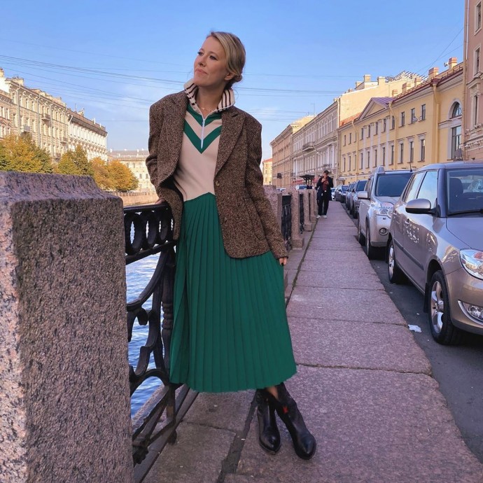 Рейтинг дня: Ксения Собчак в элегантном зелёном платье прогулялась по Питеру