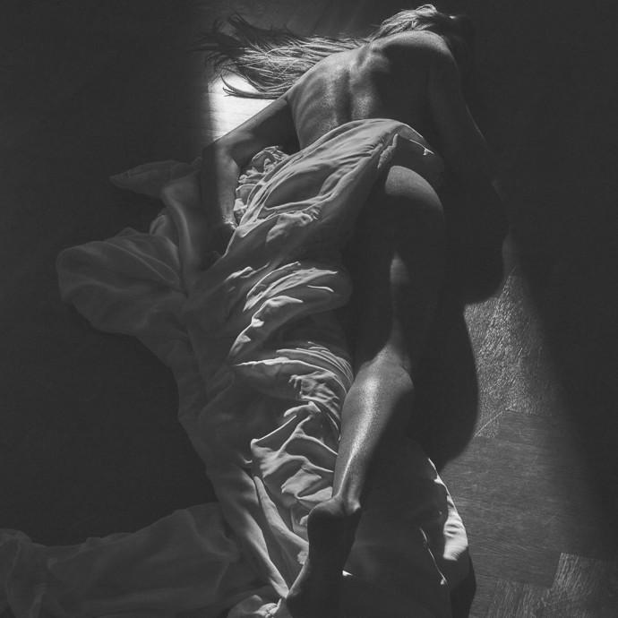 Кэндис Свейнпол сделала фото в прозрачном платье на мокрое голое тело