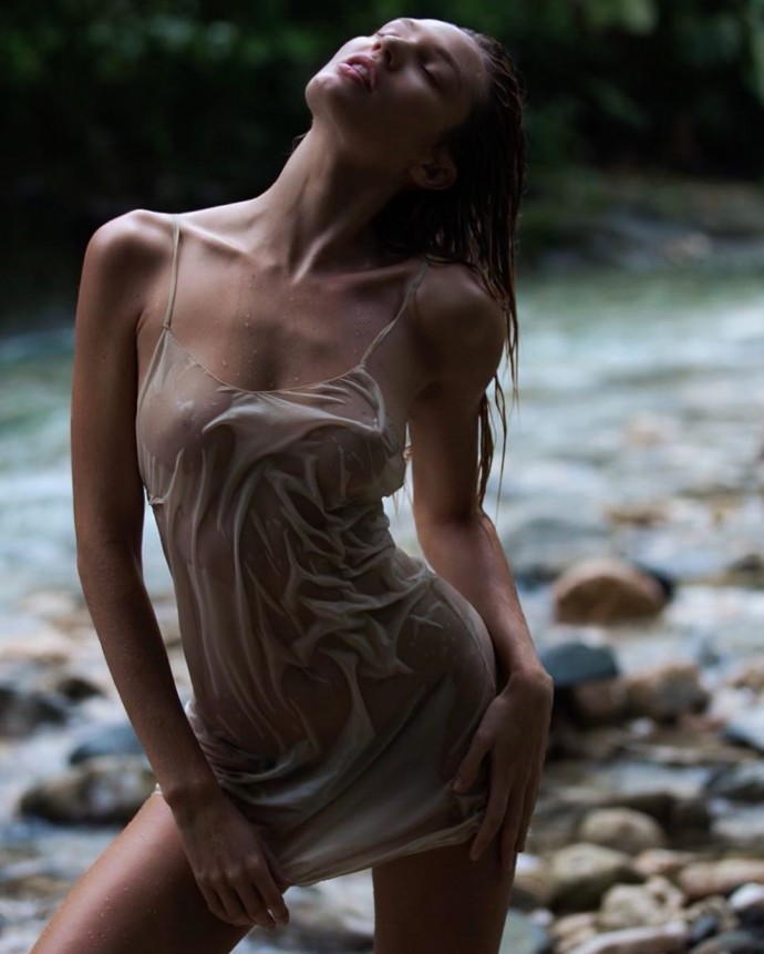 Девушка в прозрачном платье на голое тело