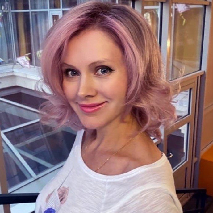 Певица Натали покрасила волосы в розовый цвет и удивила поклонников