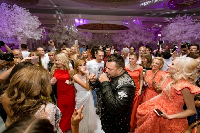 Ксения Бородина показала архивное видео с примерки свадебного платья