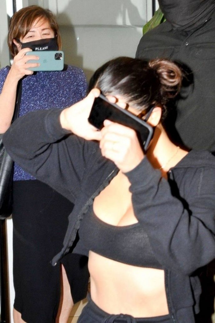 Ким Кардашьян спрятала от папарацци лицо, но не грудь в прозрачном черном топе