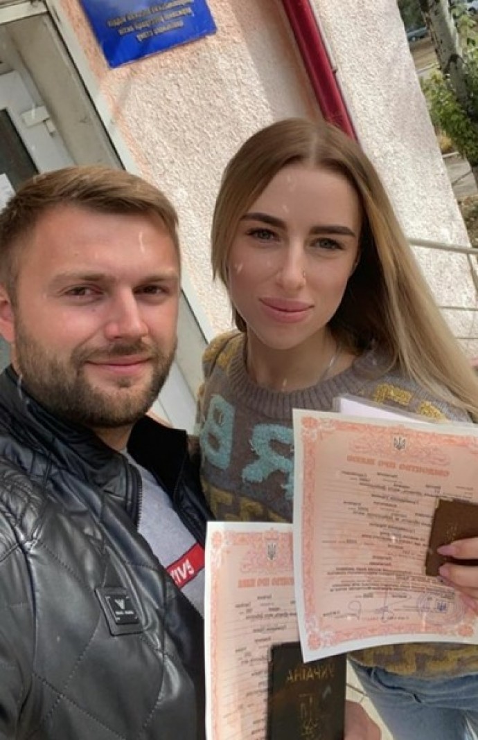 Экс-участник "Дом-2" Виктор Литвинов женился на 18-летней девушке