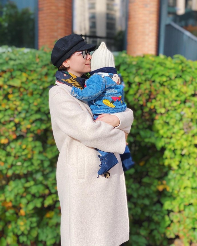 "Маленький стиляга": Татьяна Брухунова одела сына в стильный костюм и отправилась на прогулку