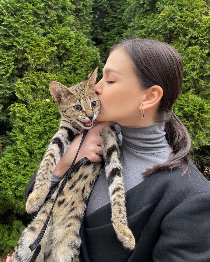 Елена Темникова отправилась на прогулку с котом стоимостью более миллиона рублей