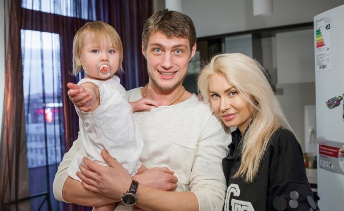 Александр Задойнов грозится Элине Камирен, что не даст вывезти дочь за границу