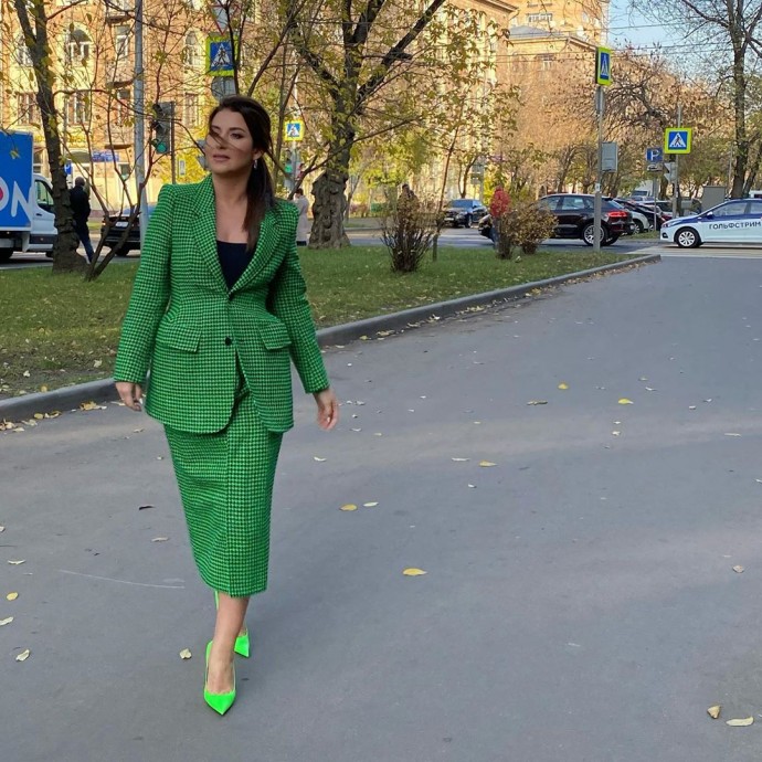 Жасмин примерила ярко-зелёный костюм
