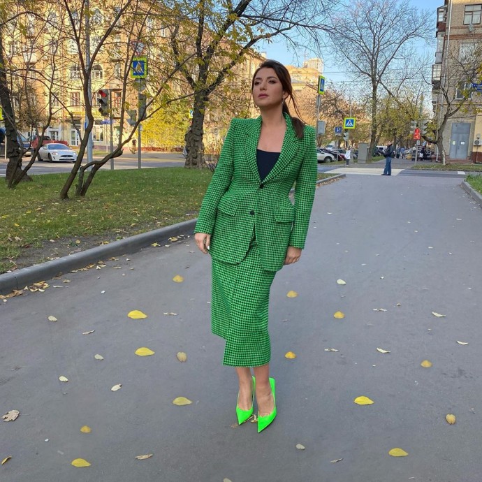 Жасмин примерила ярко-зелёный костюм