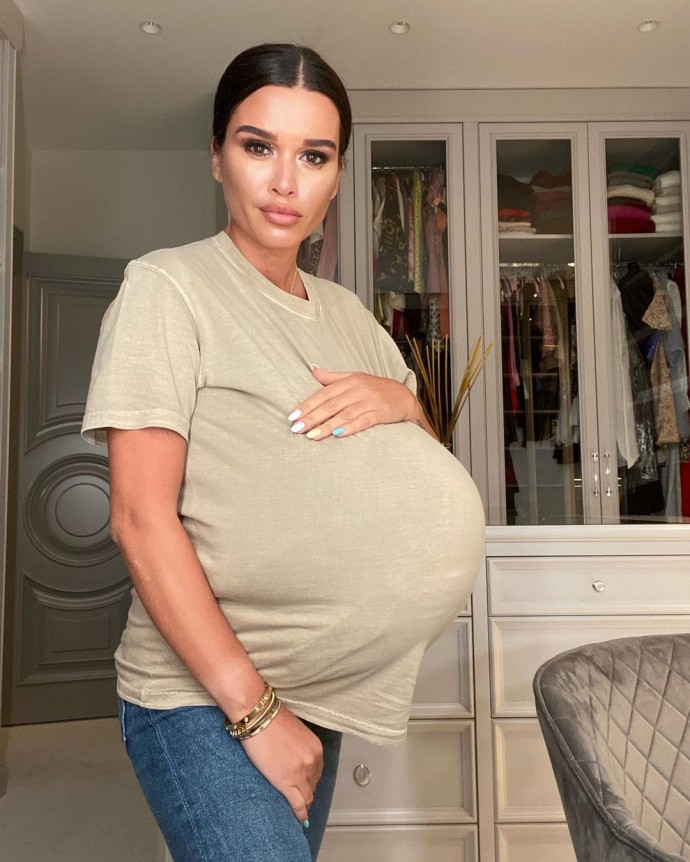 Ксения Бородина опубликовала снимок с беременным животом