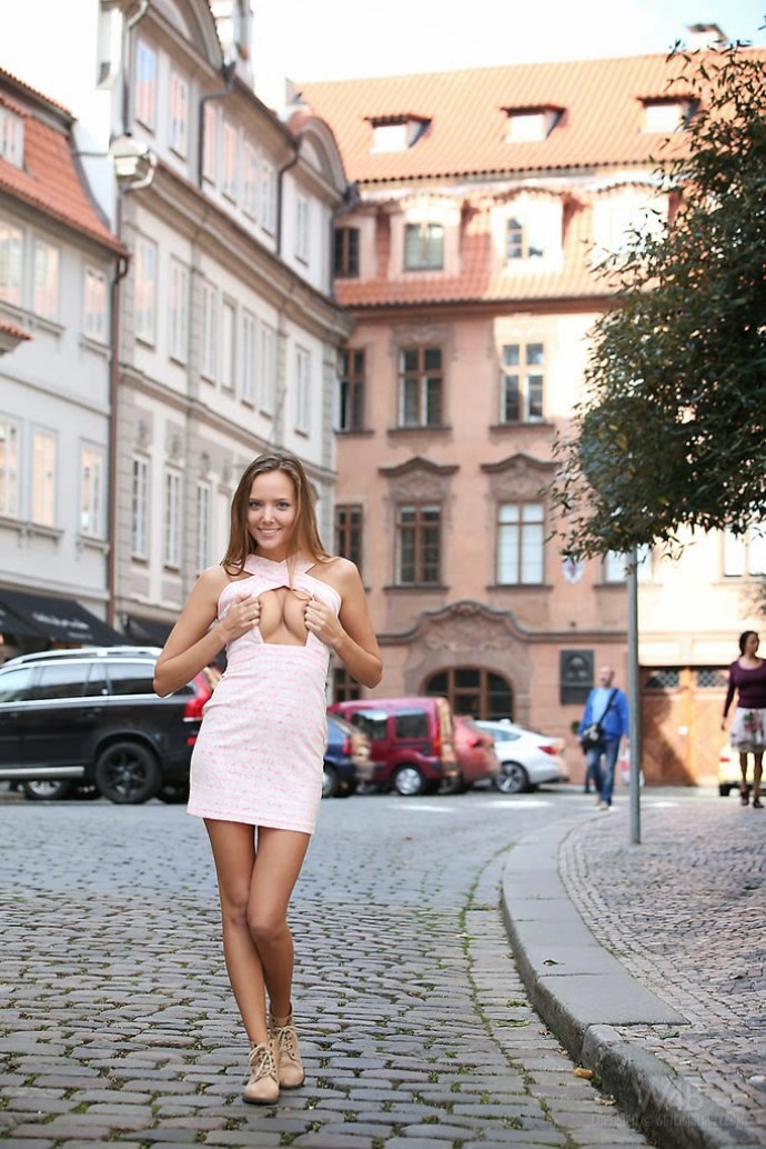 Кто такая Катя Кловер из России, прогулявшаяся голышом по Праге перед изумлёнными туристами
