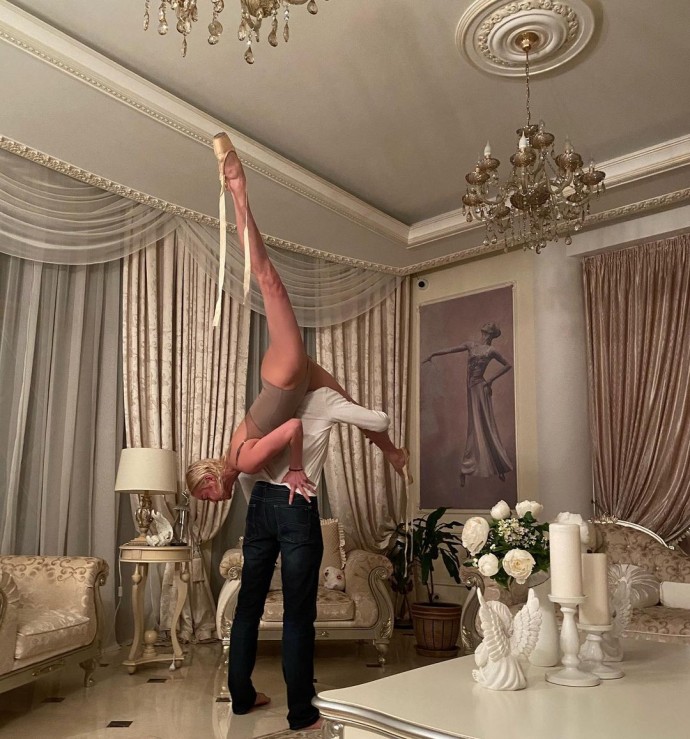Анастасия Волочкова раздвинула ноги на шее у "любимого"
