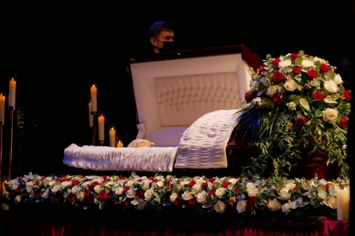 Бедрос Киркоров, передвигаясь при помощи двух палок, пришел на похороны Армена Джигарханяна
