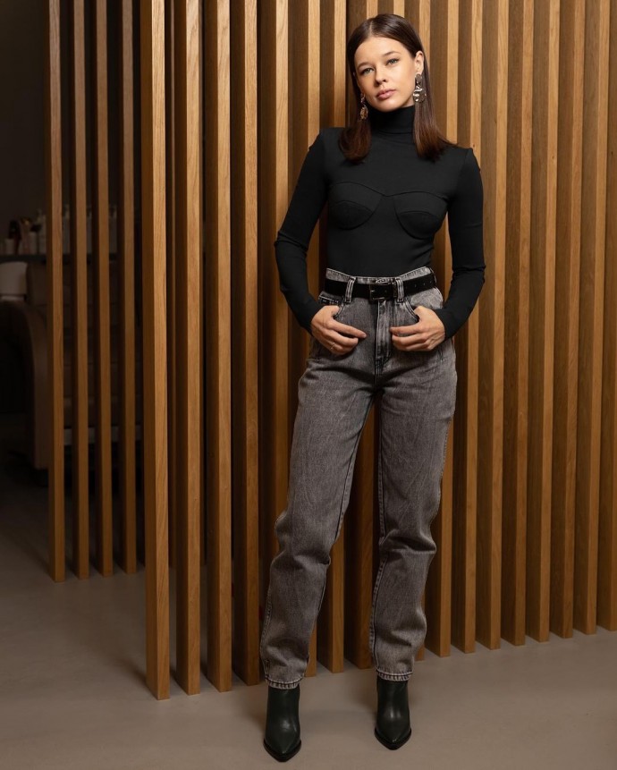 Рейтинг дня: Екатерина Шпица предстала в модных серых джинсах
