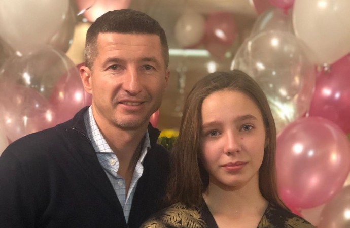 Дочь Юлии Началовой отметила день рождения младшей сестры в кругу новой семьи папы