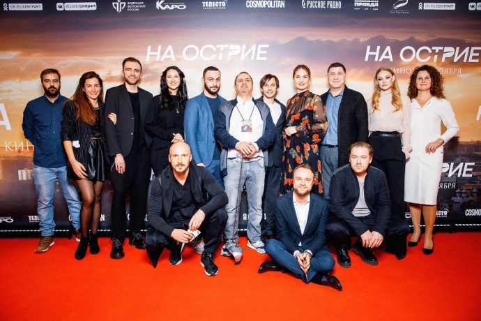Рейтинг дня: Светлана Ходченкова в прозрачной блузе и строгих брюках на премьере фильма