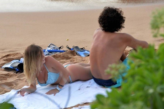 Папарацци подловили актрису Сидни Суини во время любовных утех на пляже