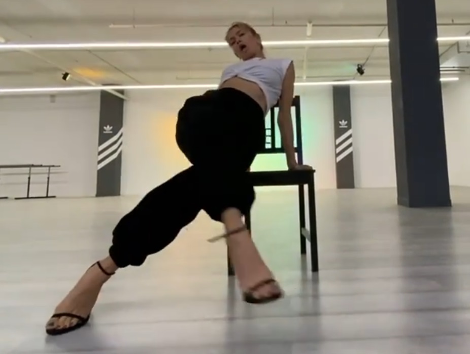 "Ауч, как горячо": Вера Брежнева исполнила сексуальный попко-танец