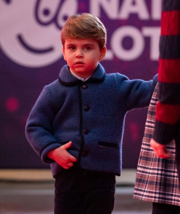 "Человеку 2 года, а он выглядит на все 6": Принц Уильям и Кейт Миддлтон с детьми посетили театр