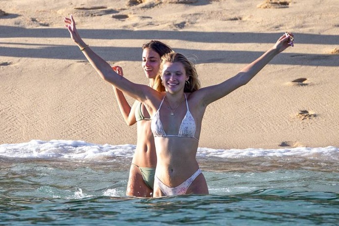 Папарацци подловили ангела Victoria’s Secret модель Джози Кансеко топлесс на пляже
