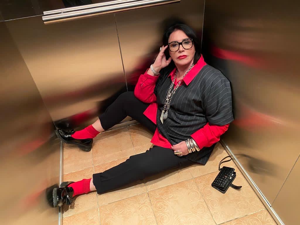 "Модная, народная": Надежда Бабкина снялась на полу в лифте