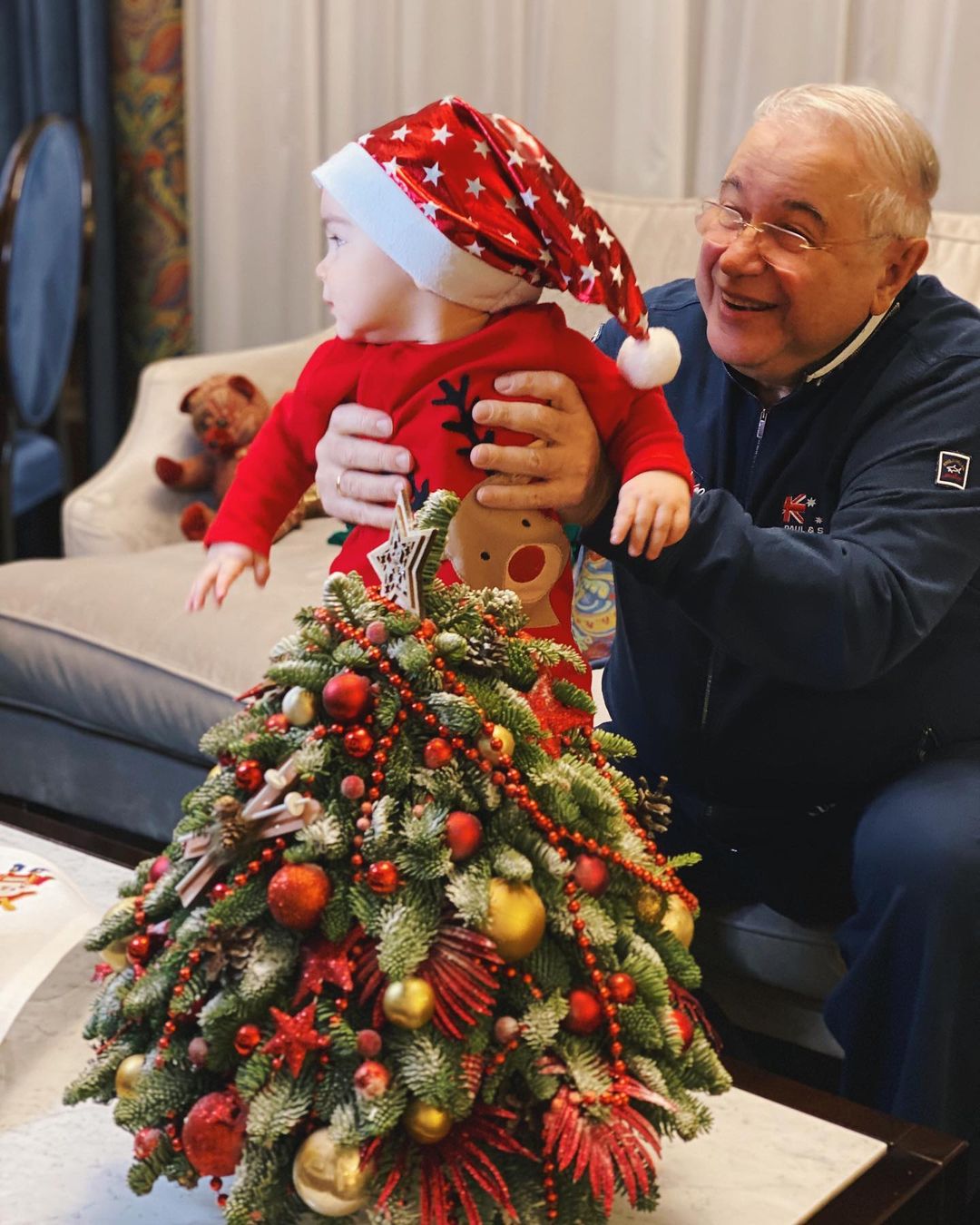 "Любуюсь своим итогом года": Евгений Петросян показал сына в новогоднем костюме