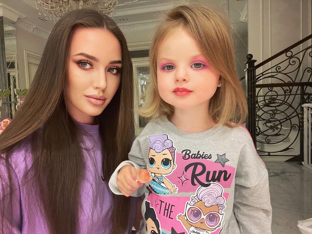 "Накрасилась и стала похожа на папу": Анастасия Костенко сделала дочери яркий макияж