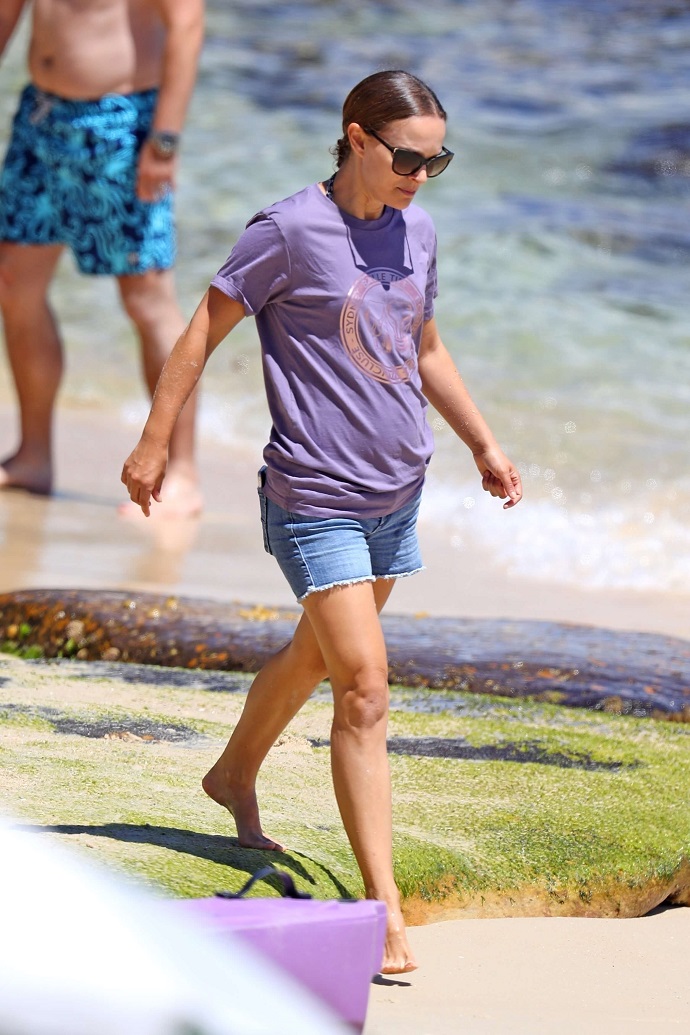Сильно располневшая в области живота Натали Портман весело провела время на пляже с мужем
