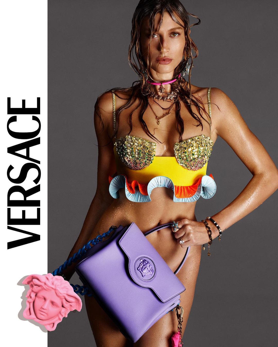 Хейли Бибер без трусиков позировала для новой рекламной кампании Versace