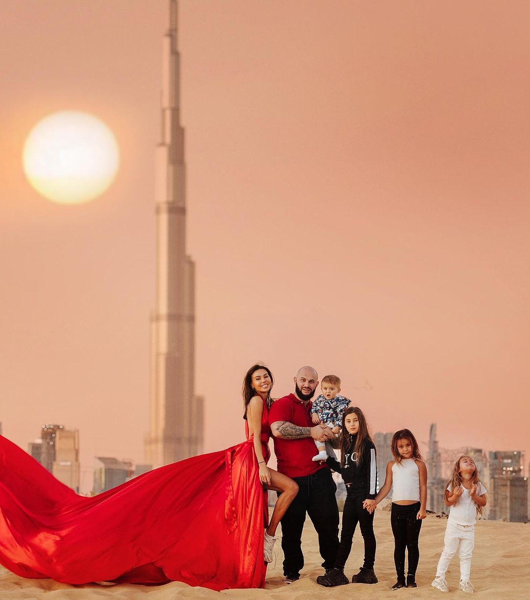 "Оторвали жопки от лежака": Оксана Самойлова показала кадры семейной фотосессии в Дубае