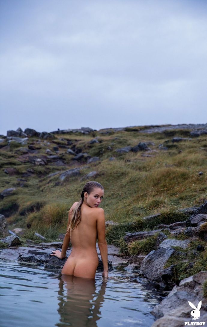 Для любителей стройки, девушек и природы: стройная блондинка Элли Леггетт отправилась закаляться на просторы Исландии