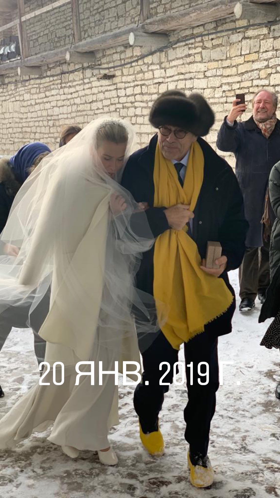 Фата, желтые ботинки да шапка на меху: Юлия Высоцкая показала фото с венчания с Андреем Кончаловским