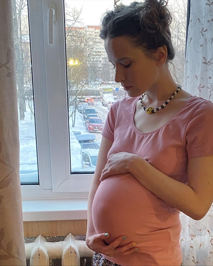 Недавно вышадшая замуж певица Монеточка показала беременный  животик