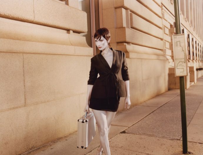 Белла Хадид облилась серебряной краской и разделась для V Magazine
