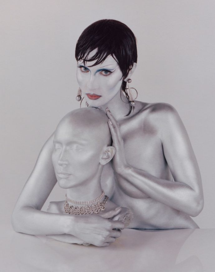 Белла Хадид облилась серебряной краской и разделась для V Magazine