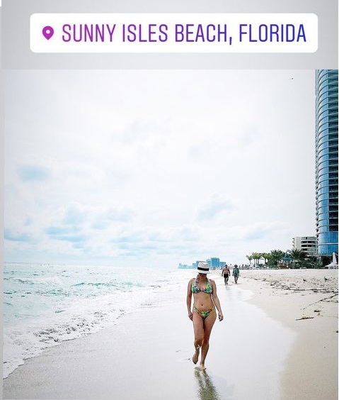 Юлия Проскурякова в бикини прошлась по пляжу в Майами