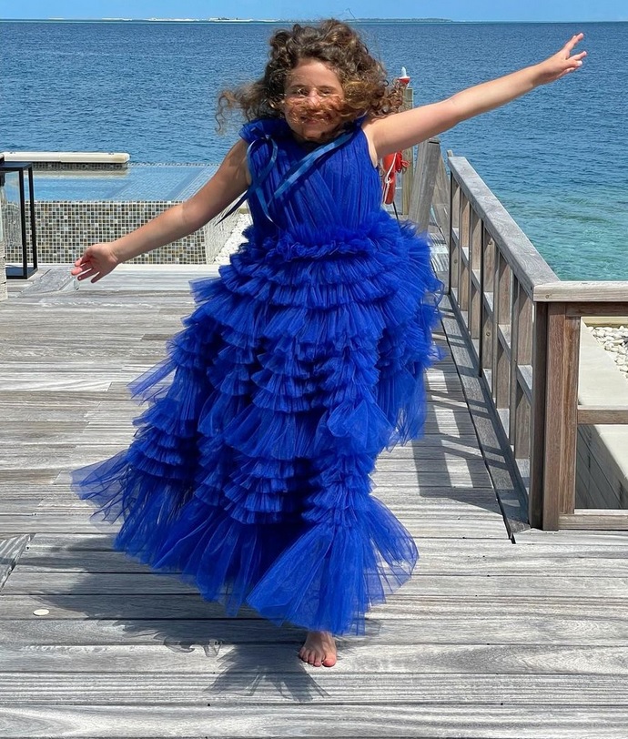 Дочка Жасмин появилась на пляжных фото в платье за 42 тысячи рублей