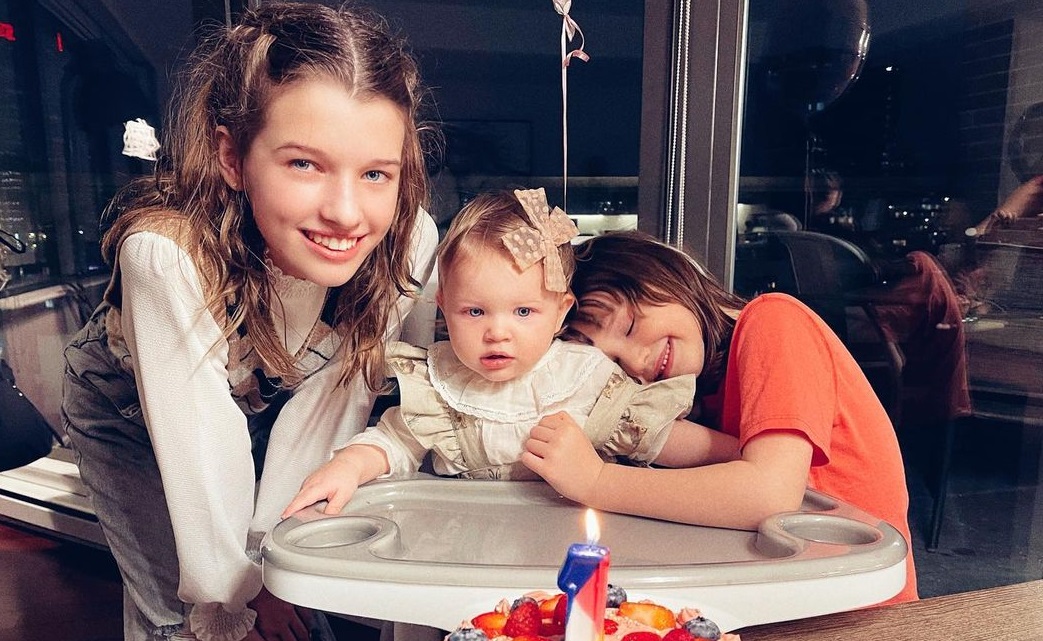 Мила Йовович опубликовала фото с первого дня рождения младшей дочери