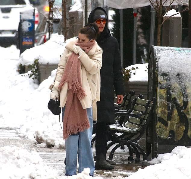 Селена Гомес в компании друга прогулялась по холодному Нью-Йорку