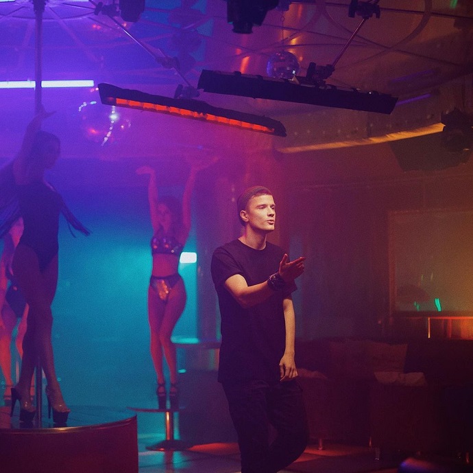 Финалист шоу «Голос» Миша Гришунов снял свой дебютный клип в Стрип баре