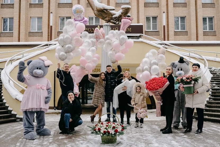 "Сколько любви в глазах!": певица Валерия навестила новорожденную внучку