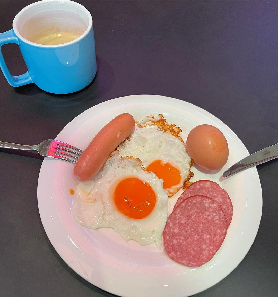 "Завтрак холостяка": Константин Богомолов показал, что ест по утрам