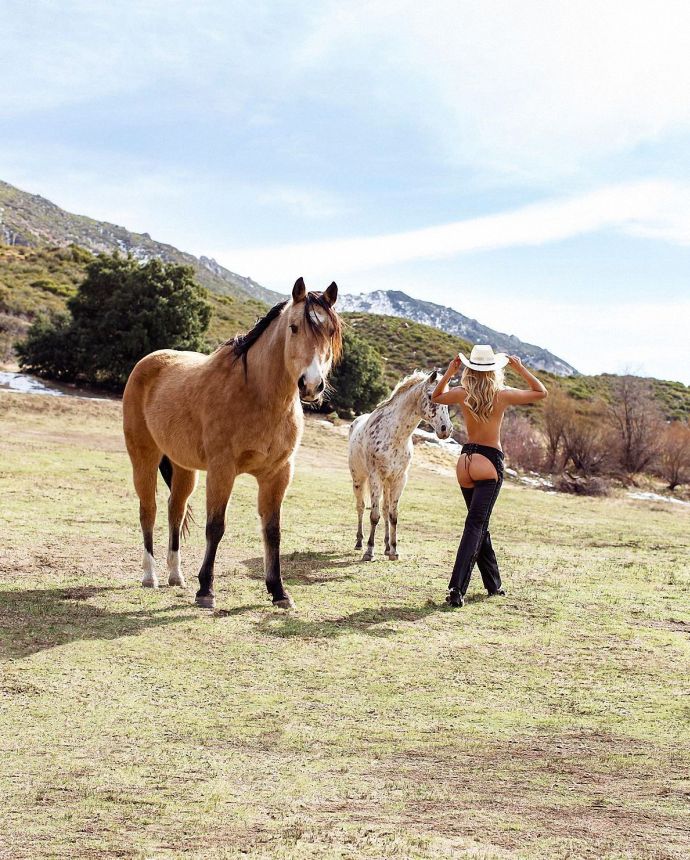 Голышом с ветерком: обнажённая Джози Кансеко оседлала коня