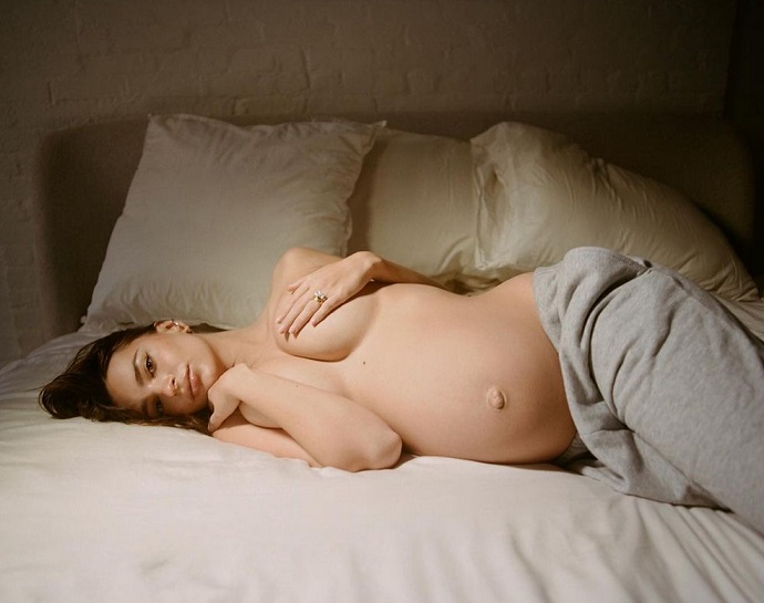 Эмили Ратаковски продолжила публиковать свои обнажённые беременные снимки