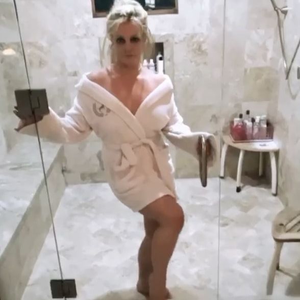 Бритни Спирс поздравила возлюбленного забавным видео под свой хит