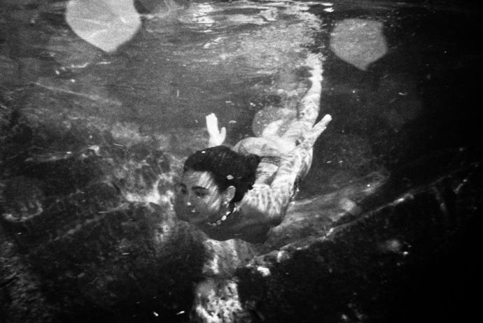 Испанская модель Карла Гетта совершила эротический подводный заплыв