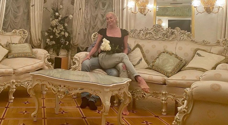 Анастасия Волочкова пикантно забралась на колени развалившемуся на диване избраннику